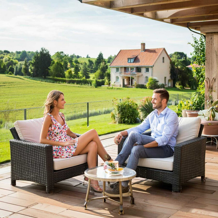 Терраса загородного дома: ваш персональный оазис под открытым небом терраса загородного дома и на ней женщин и мужчина
