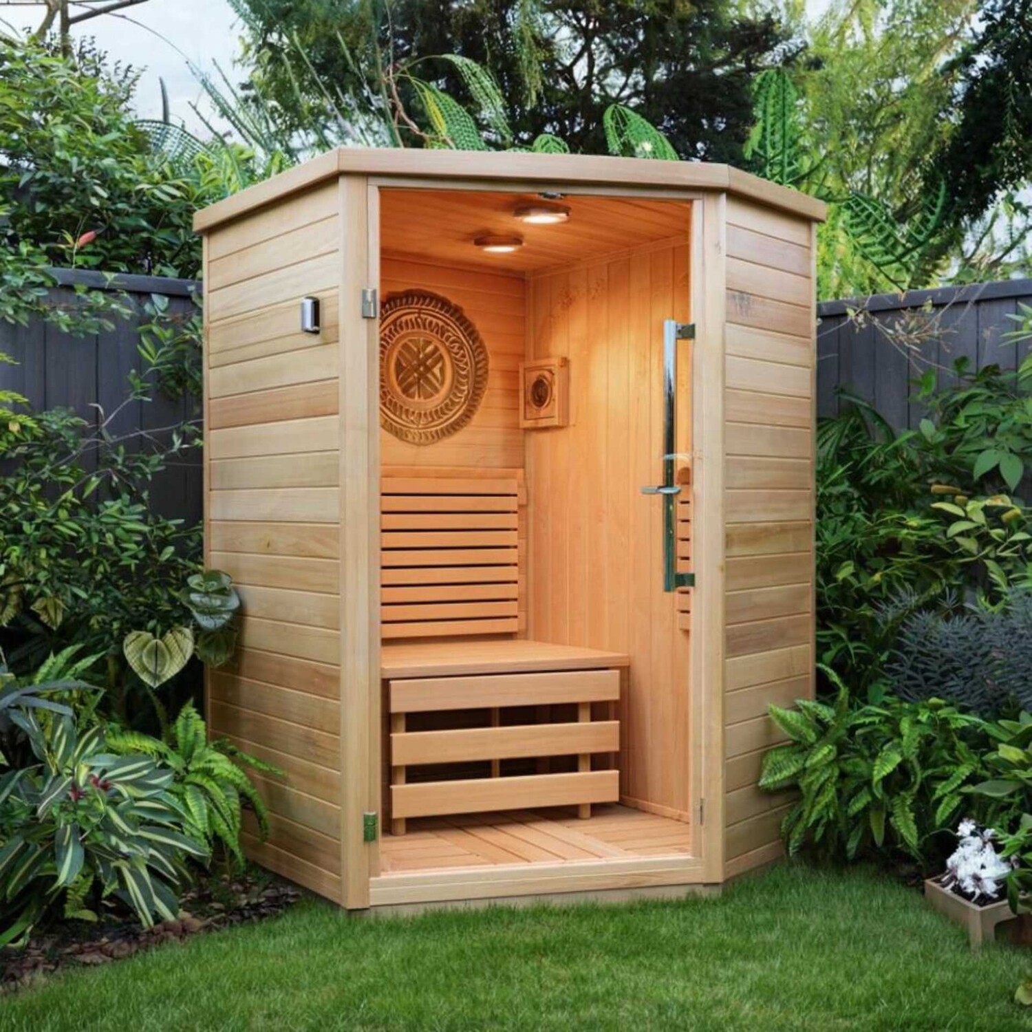 Мини-баня для одного: уединённая парная в углу сада
